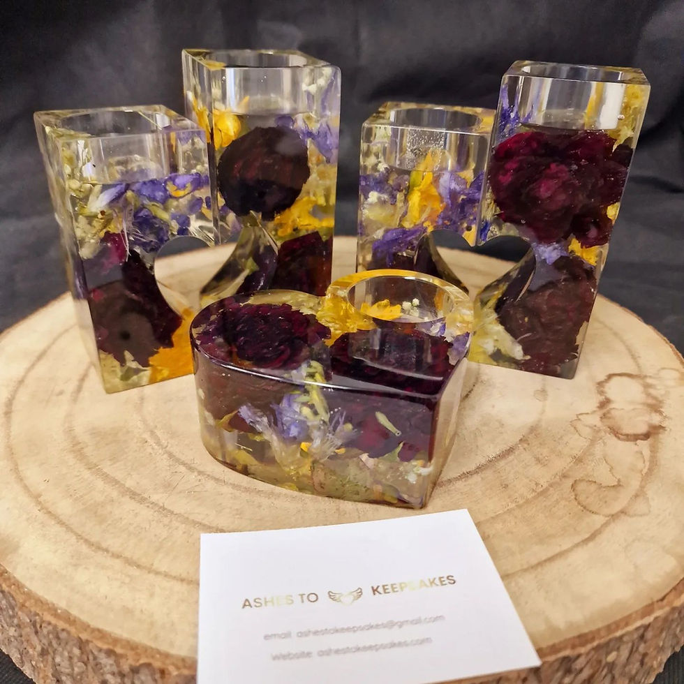 Thumbnail: Resin pieces made with ashes, fur, hair or flowers