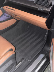 Gepflegter Lamborghini Innenraum nach der Autoaufbereitung.