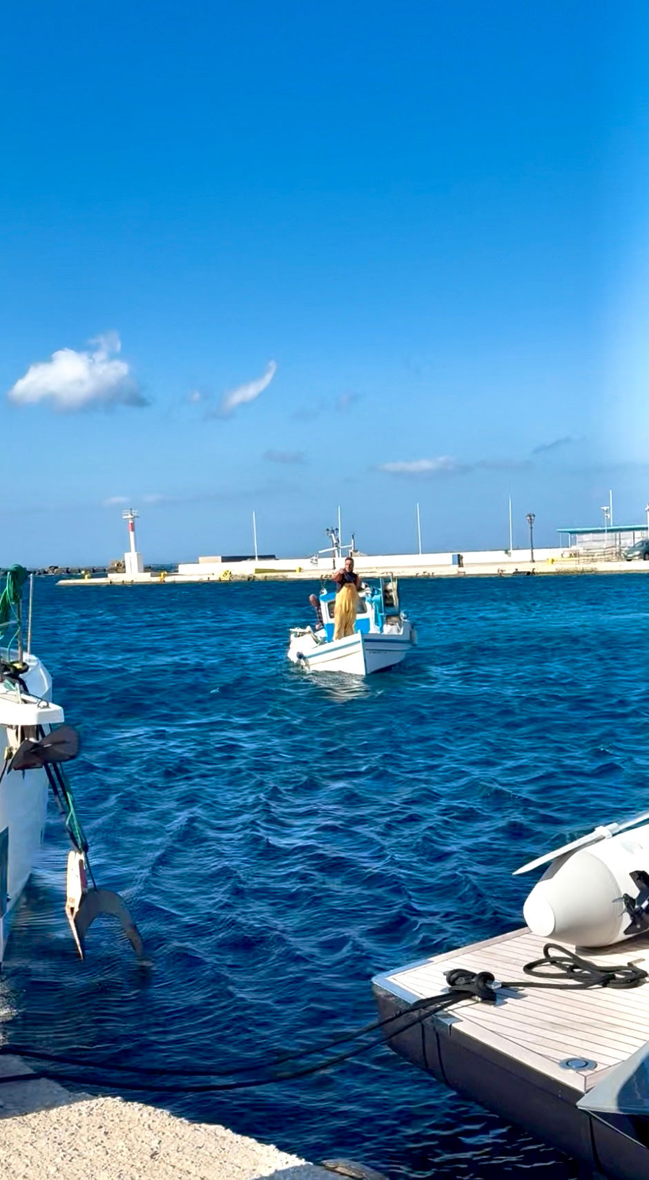 La barquette avec père et fils.