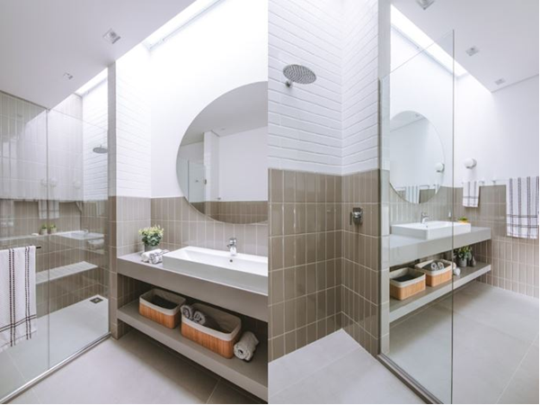 Em mais esse banheiro, a claraboia incluída pelo arquiteto Raphael Wittmann, também no sistema tubular, proporcionou uma cenografia de luz e sombras que valorizam a decoração e os elementos do projeto | Projeto do escritório Rawi Arquitetura + Design | Foto: Juliana Deeke