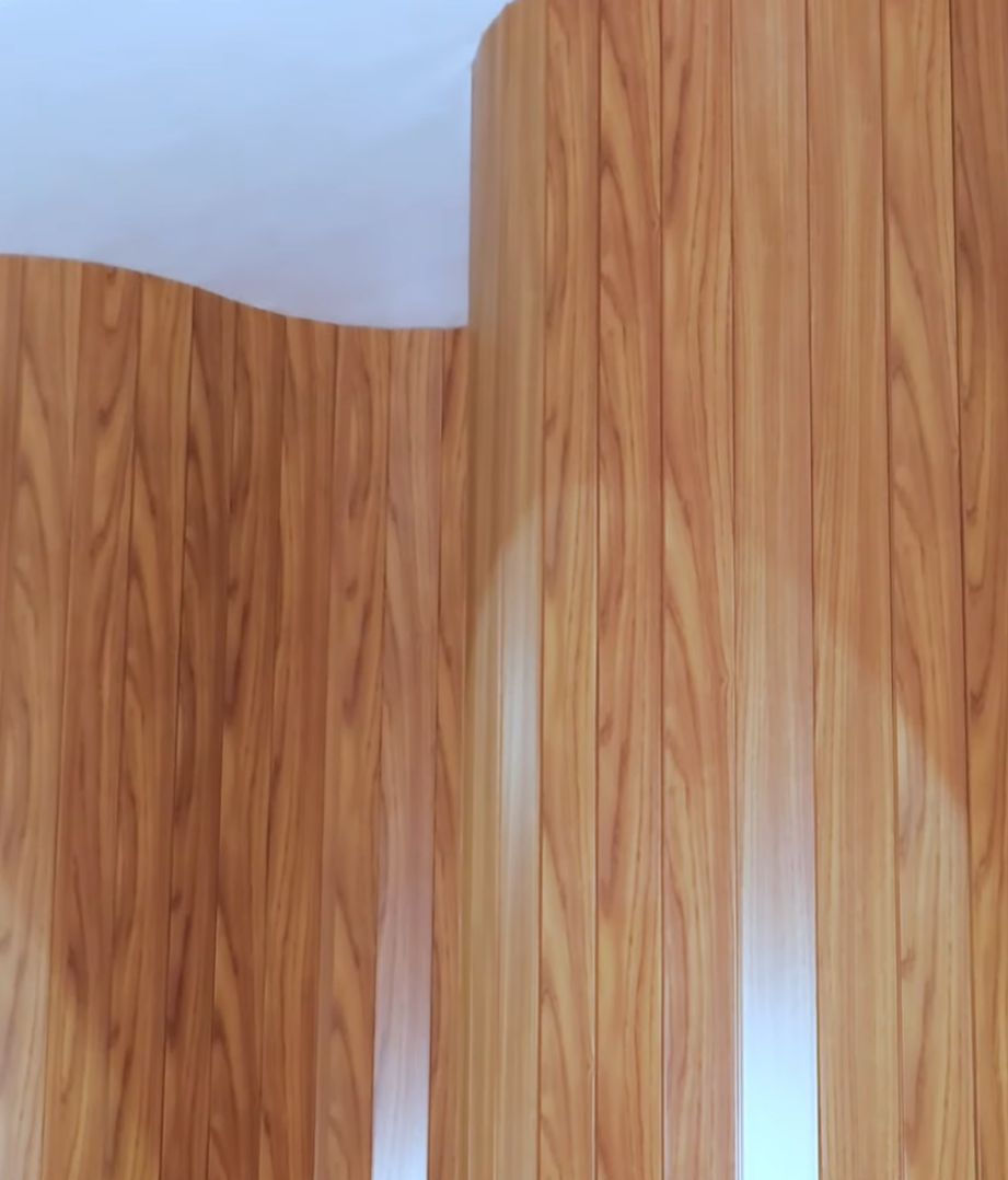 Sistema de perfis permite montagem de painel curvo com efeito madeira