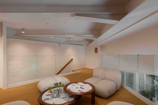 Sala de estar com poltronas cor nude, piso de madeira, mesa de centro e guarda-corpo de vidro no fundo