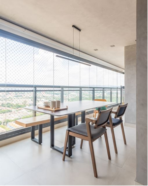 Tendência em grande parte devido à crescente busca por conforto, o envidraçamento integra o espaço à área interna, ampliando o ambiente e protegendo contra ruídos e intempéries | Projeto BMA Studio | Foto: Guilherme Pucci