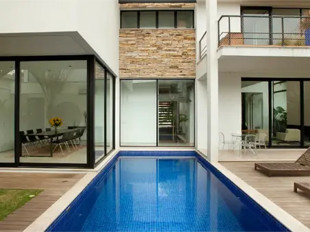 Sistema de esquadrias para grandes vãos reúne opções de vedação