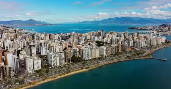 Cidade de Florianópolis vista aérea