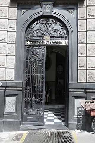 Porta de ferro Edifício Sampaio Moreira