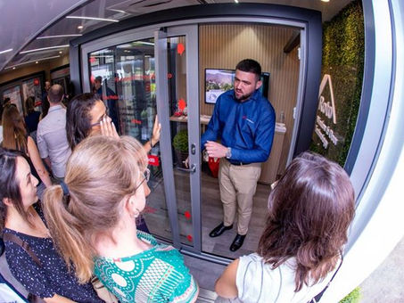 ROTO FERMAX SE UNE À ALUBAUEN E APRESENTA SOLUÇÕES EM DESIGN E TECNOLOGIA EM SHOWROOM MÓVEL