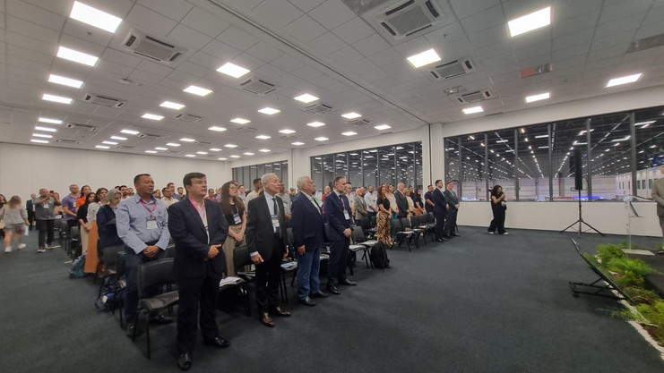 Público do evento em pé