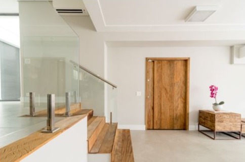 Porta de madeira pivotante