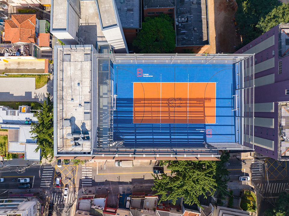 Vista aérea quadra de esportes pintade de azul