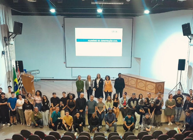 Alunos da Fatec São Paulo em auditório