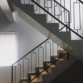 Escada com guarda-corpo