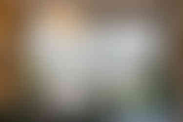 Sala de jantar com porta e vidro minimalista e persiana branca