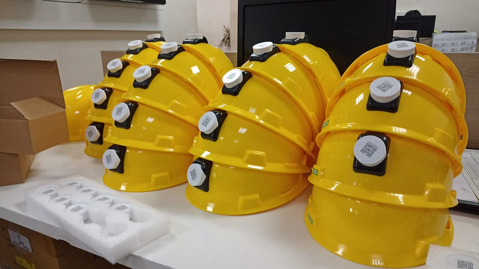 Capacetes amarelos com dispositivo de detecção de riscos