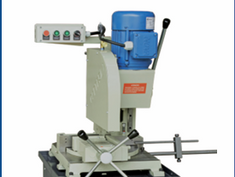 Serra circular industrial realiza cortes a frio em materiais ferrosos 