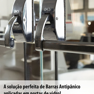 Barra antipânico de alumínio instalada em porta de vidro