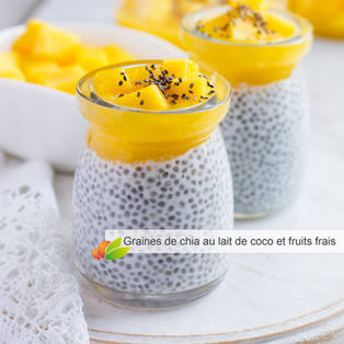 Graines de chia au lait de coco et fruits frais