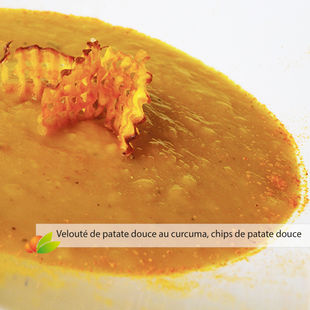 Velouté de patate douce au curcuma, chips de patate douce
