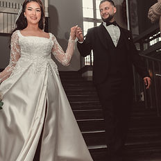 Braut und Bräutigam gehen die Treppen hinunter