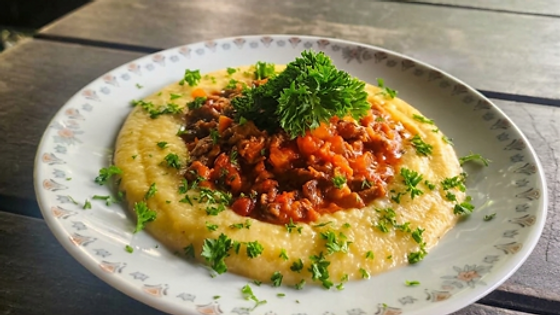 Polenta Cremosa com Ragu de Costela Black Angus - Sazional