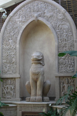 ЛЕВ И НАДВРАТНЫЙ РЕЛЬЕФ /