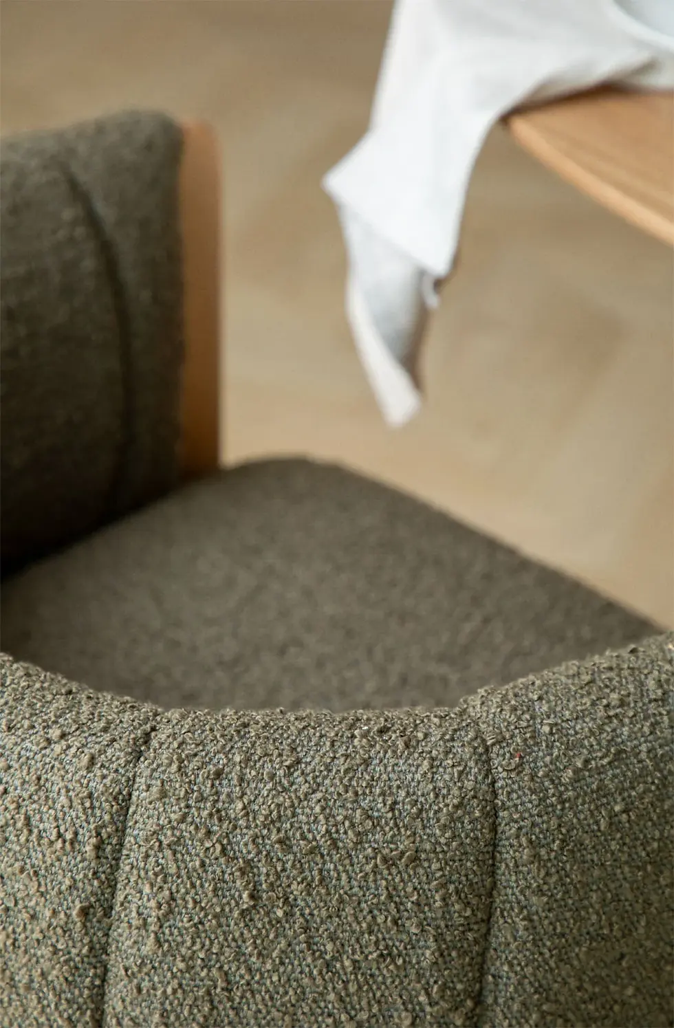 Miniatura: Silla de comedor en madera de fresno y tela bouclé Leo
