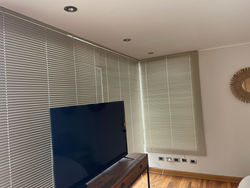 Ventanas con persianas de aluminio en casa en Reñaca