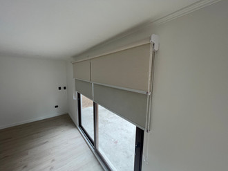 Cortinas roller eléctricas con motor silencioso en dormitorio