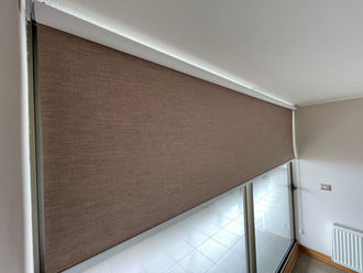 Instalación de cortinas roller automáticas en oficina en Viña del Mar