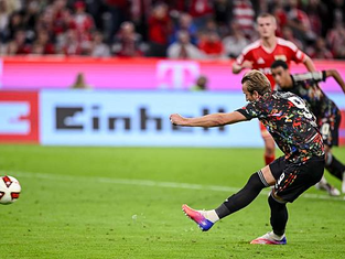 Harry Kane scores a penalty for Bayern Munich against Union Berlin.