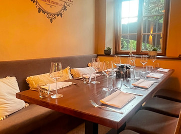 Gedeckter Holztisch im Restaurant Kult & Küche