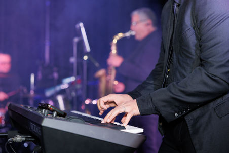 GGrupo KaChe keyboard player performing live during a cocktail receptionrupo KaChe keyboard player performing live during a happy hour cocktail reception, creating an elegant and welcoming atmosphere for guests.