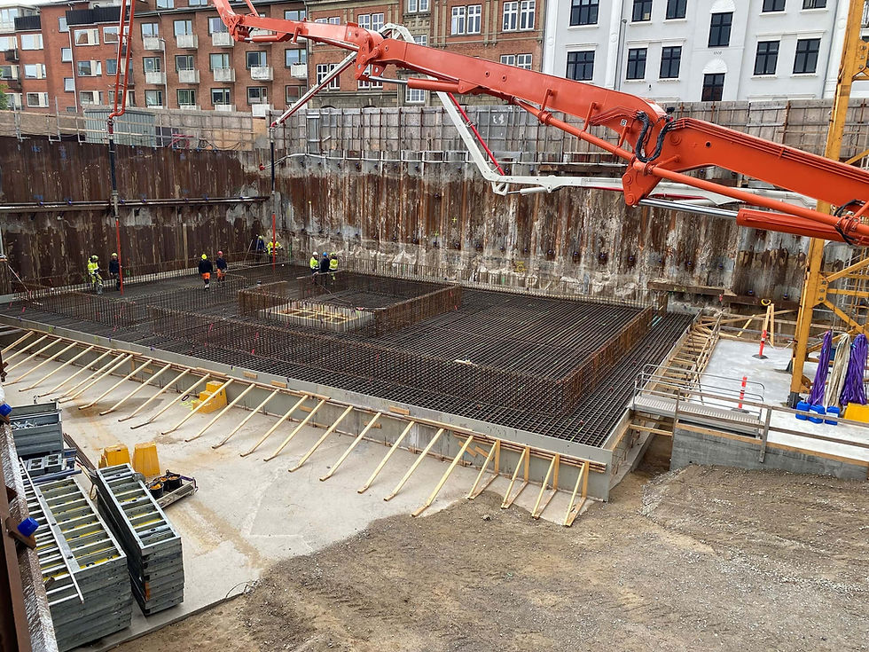 Fundamentet til højhuset støbes