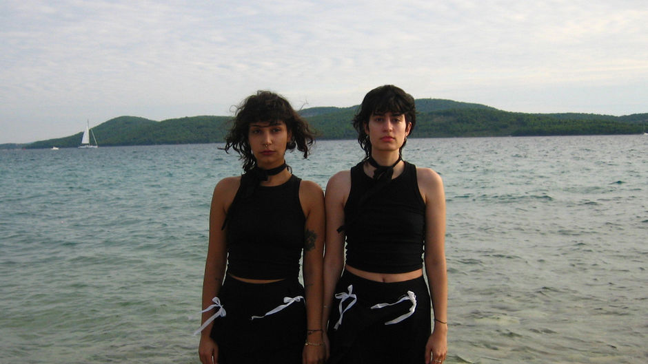 Aze im Interview – "Aze, the Band, the Duo sind einfach ironisch-zynische Menschen"