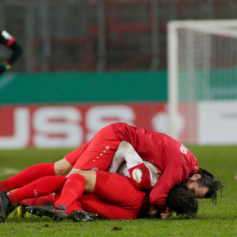 4.līgas klubs izslēdz Leverkūzenes Bayer, Dortmundes Borussia izmocīta uzvara papildlaikā