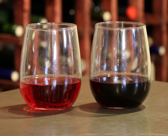 Links rosé Zinfandel, rechts rode Zinfandel van dezelfde druiven