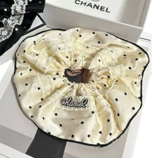الصورة المصغرة: VIP/GWP White Polka Dot Lace Script Scrunchie