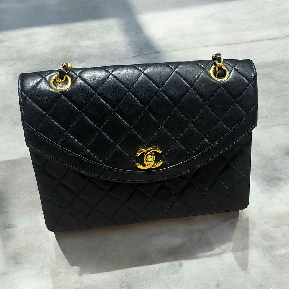 Miniaturbild: Vintage 1986’ CHANEL Round Flap Shoulder Bag
