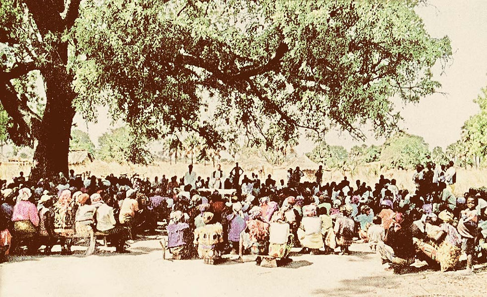 L'Eucharistie est célébrée sous l'arbre du village lorsque la chapelle est trop petite pour accueillir le missionnaire de passage.