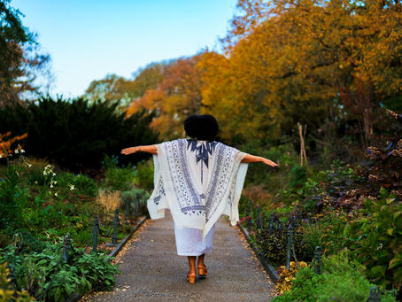 Shamanic energy healing session with a holistic transformational coach offering energetic cleanse, soul work, energy healing, limpias, mindfulness practices, and integrative healing guided by an experienced guide healer.