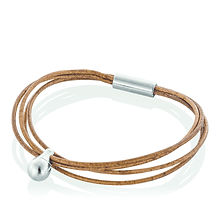 Bracelet en acier inoxydable avec un fermoir magnétique et 4 cordons de cuir fins de couleur cognac.
