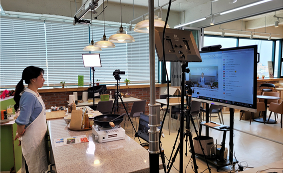 ▲공정무역 재료를 활용한 홈메이드 그래놀라 라이브 방송 장면