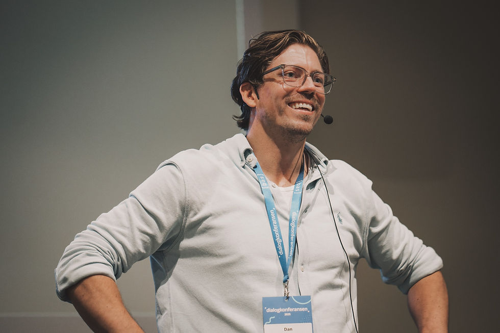 Dan Lorntzsen presenterer sitt foredrag på scenen under Dialogkonferansen