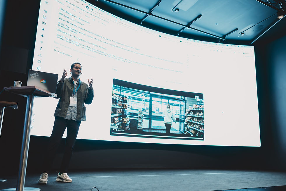 Sina Nek Akhtar google presenterer sitt foredrag på scenen under Dialogkonferansen