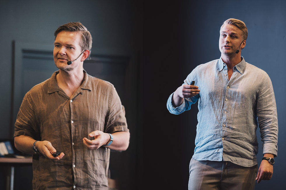 Rasmus Houlind og Kristoffer Salomon presenterer sitt foredrag om F.C. København på scenen under Dialogkonferansen