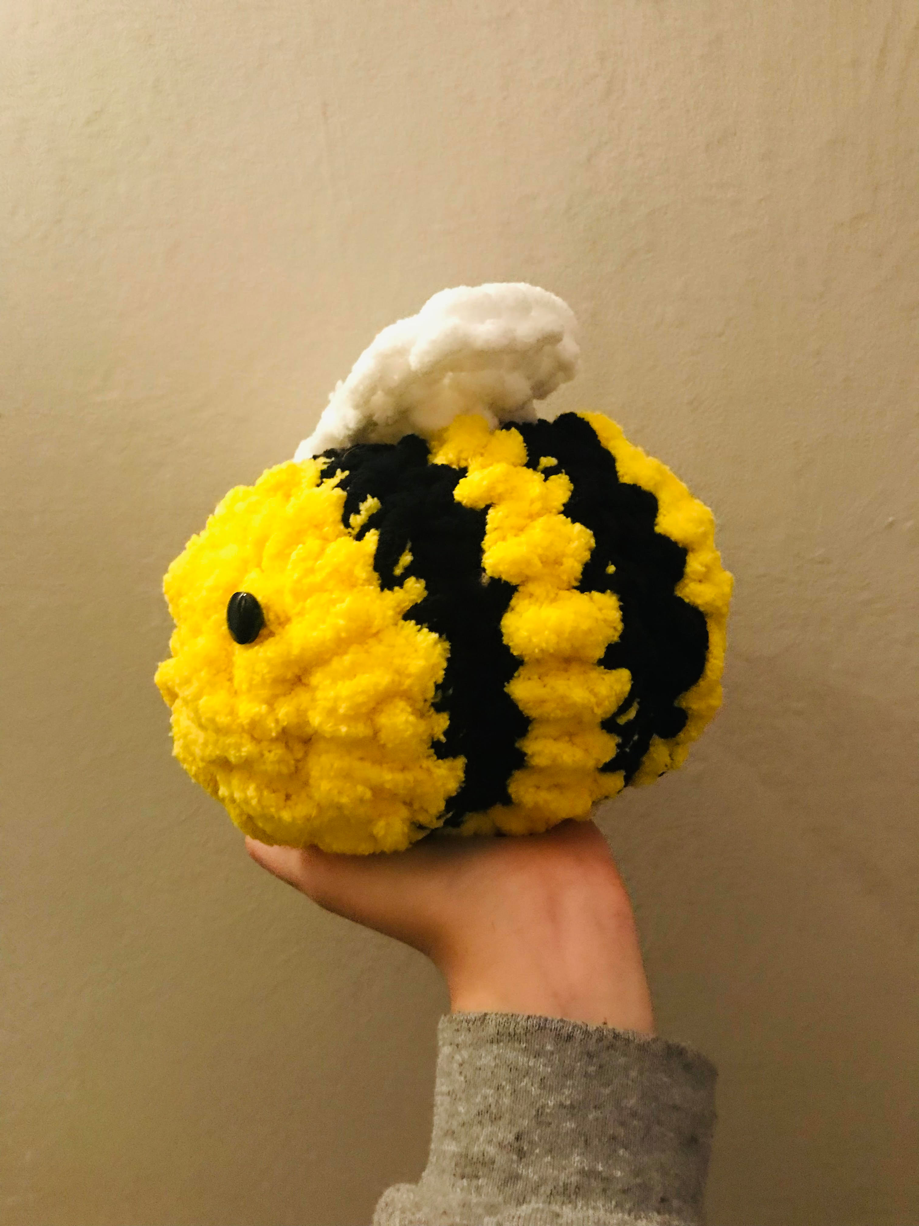 Crocheted bee-Medium