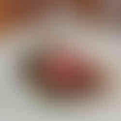 Plato es restaurante cinco estrellas con copas de vino de fondo