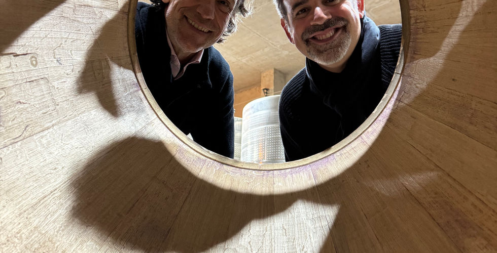 Junto a Christián Vallejo, enólogo principal de Bodegas Vik en Chile