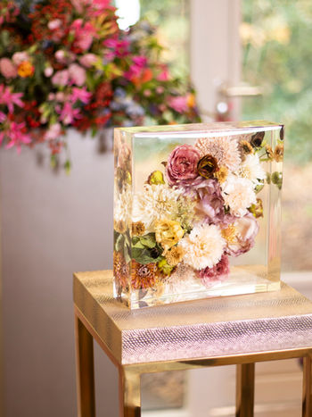 Handgemaakt epoxy object met gedroogde bloemen