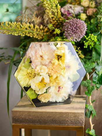 Handgemaakt epoxy object met bewaarde bloemen